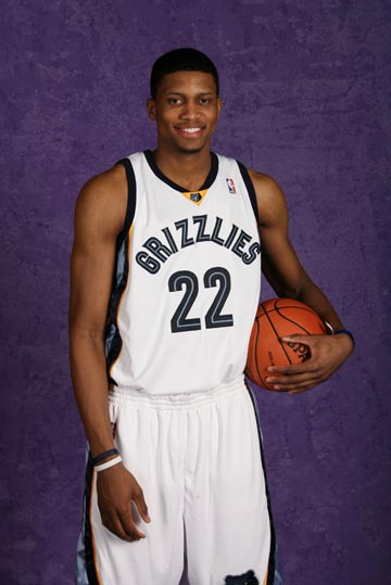 NBA湖人战胜灰熊，东契奇被推出界躺进美女助教怀中.